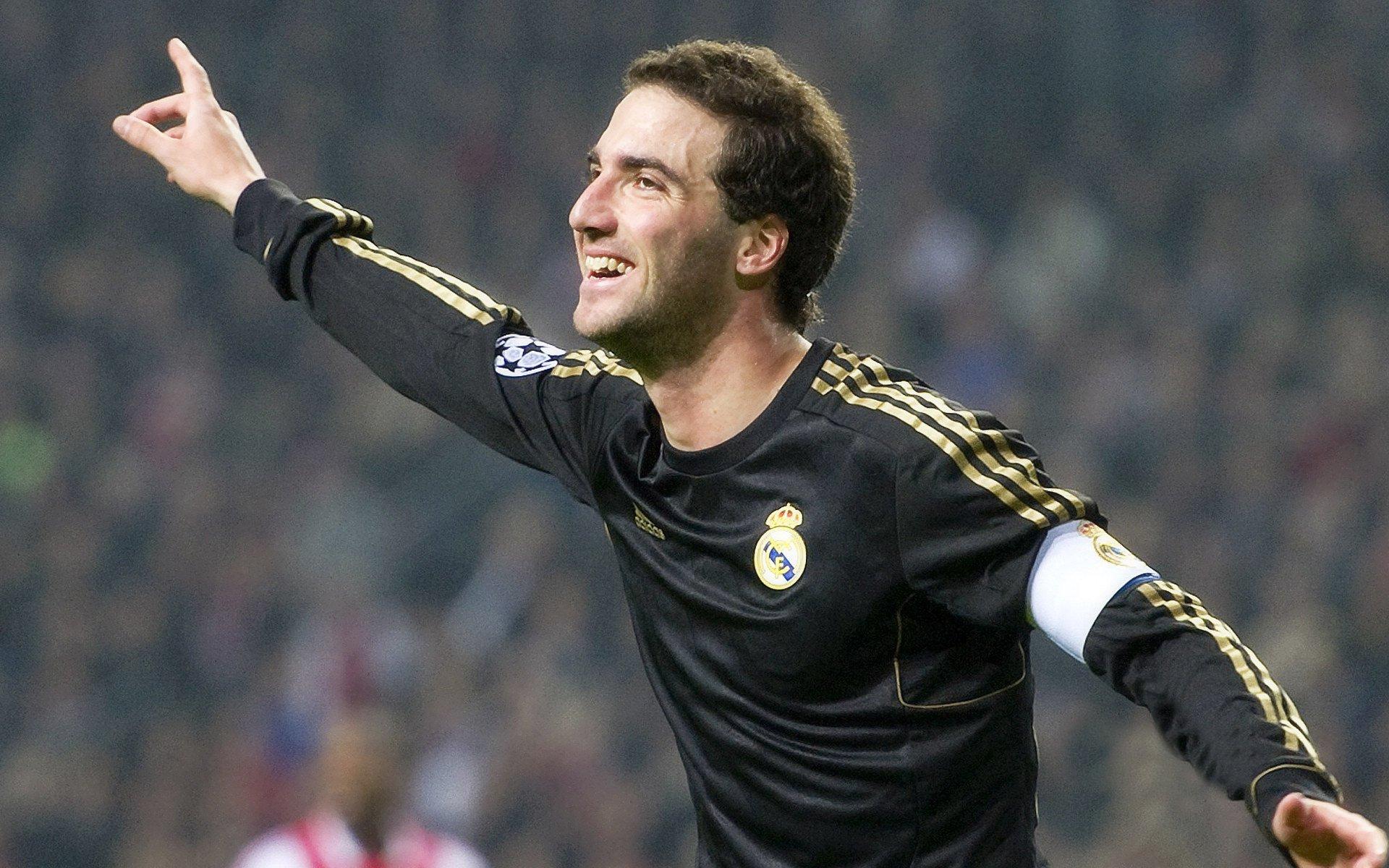 中国选手张伟丽成功卫冕UFC女子草量级冠军 展现格斗精神与实力